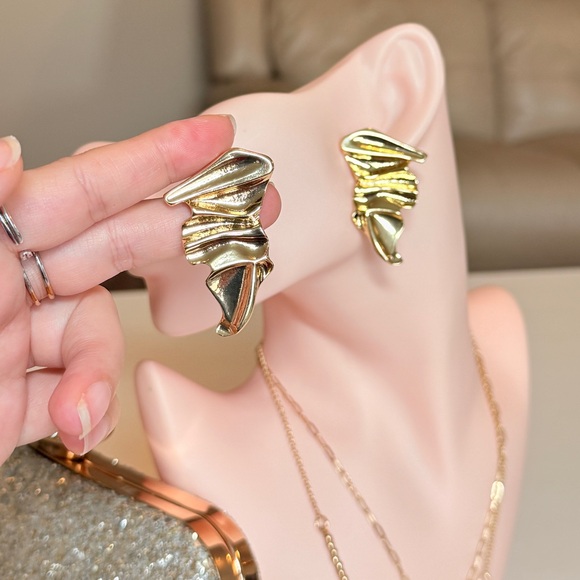 ⚜️ Bold Gold Statement Earrings - Picture 4 of 9